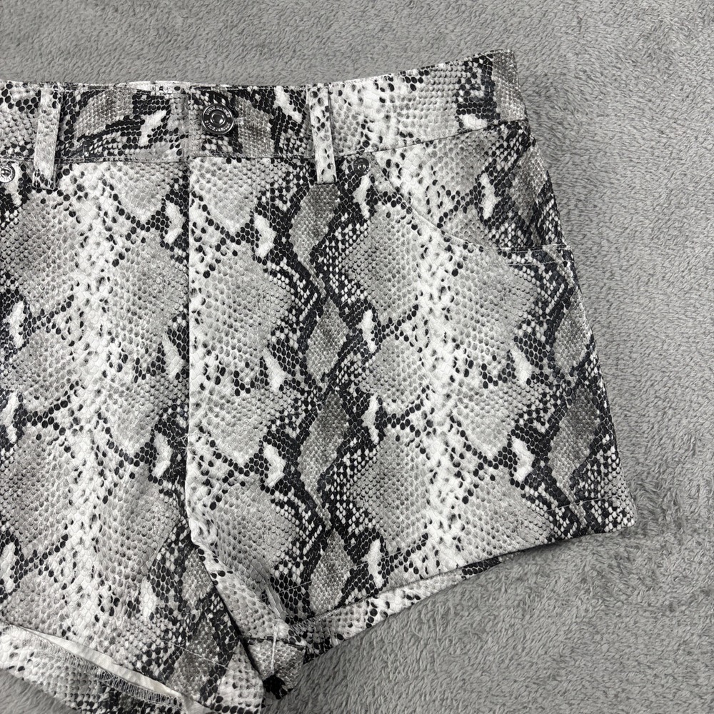 NWT Steve Madden Women's Pythonia Faux Leather Shorts Snake Print Gray Size XS - Picture 6 of 9